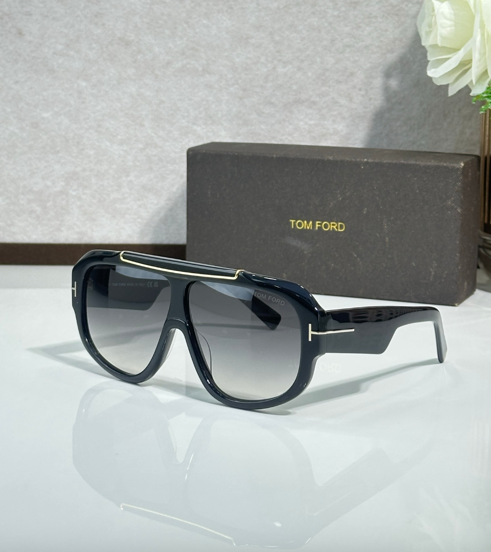 TOM FORD FT1093