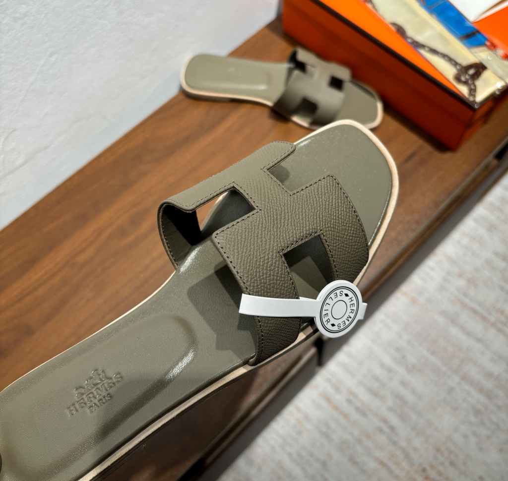 Hermès Oran Olive Sandal