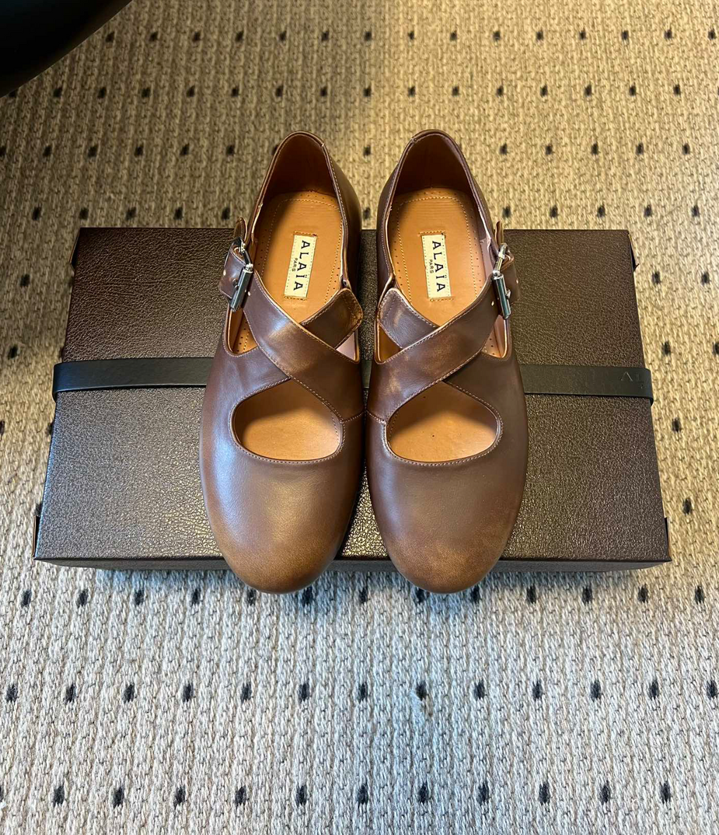 ALAÏA BROWN CRISS CROSS BALLET FLATS IN LEATHER