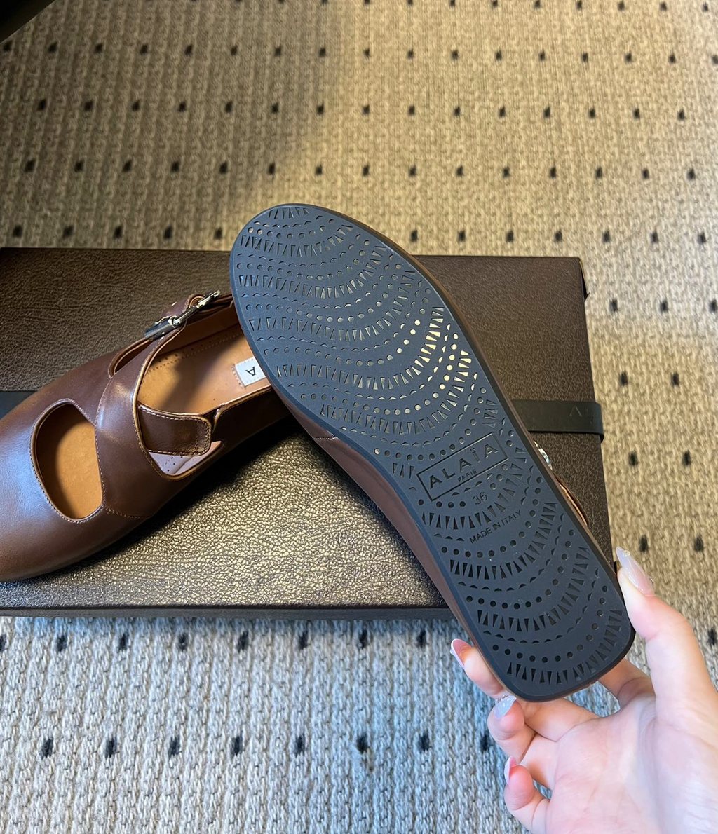 ALAÏA BROWN CRISS CROSS BALLET FLATS IN LEATHER
