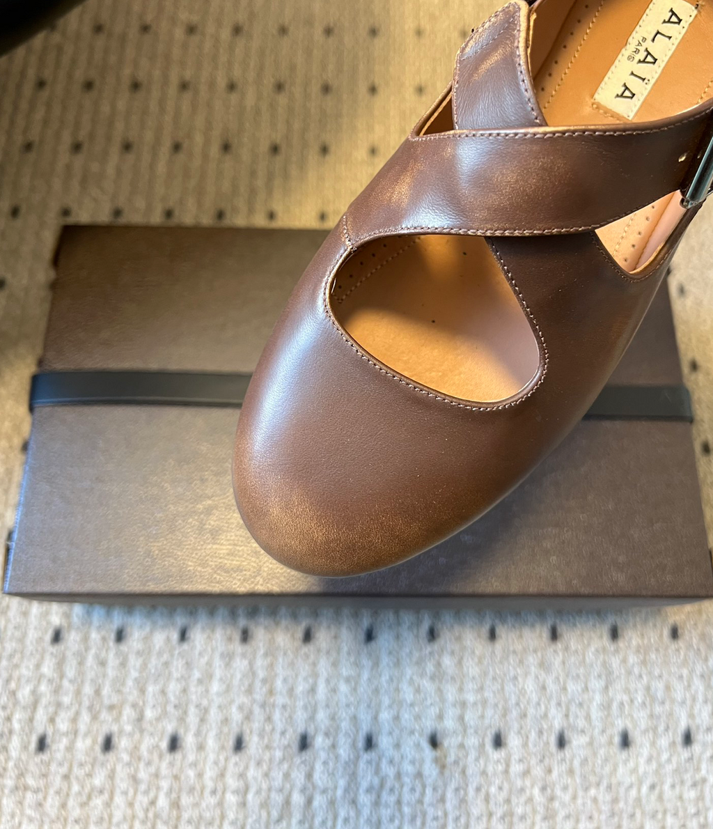 ALAÏA BROWN CRISS CROSS BALLET FLATS IN LEATHER