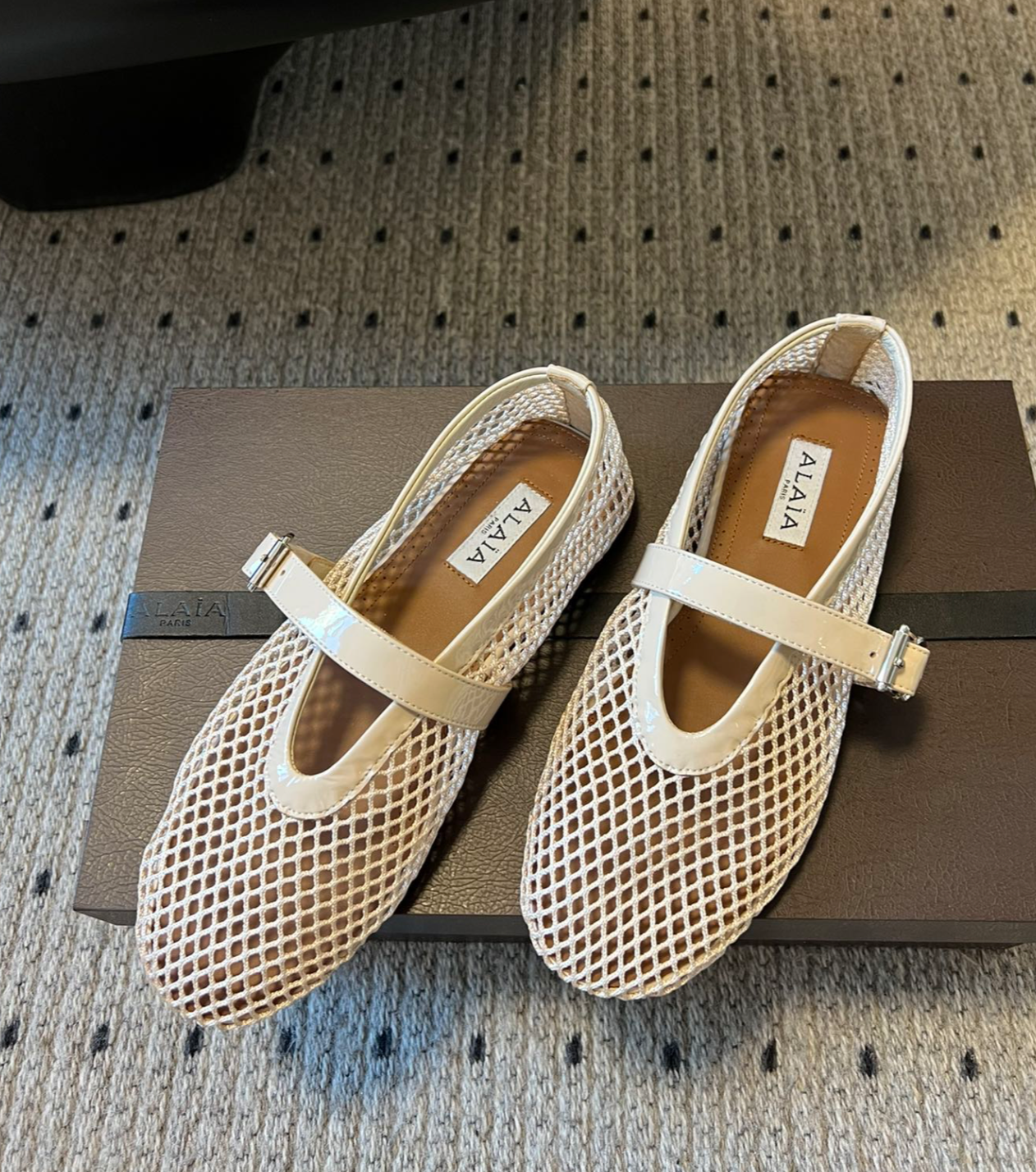 ALAÏA SAND BALLET FLATS IN FISHNET