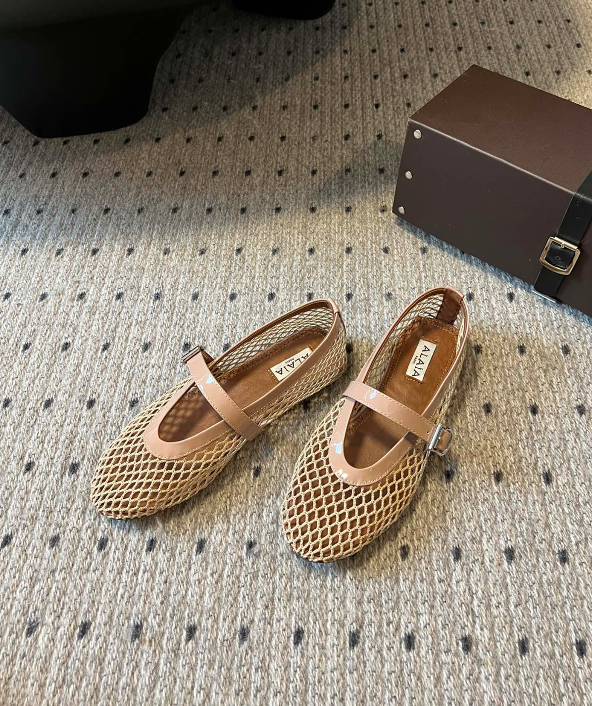 ALAÏA BEIGE BALLET FLATS IN FISHNET