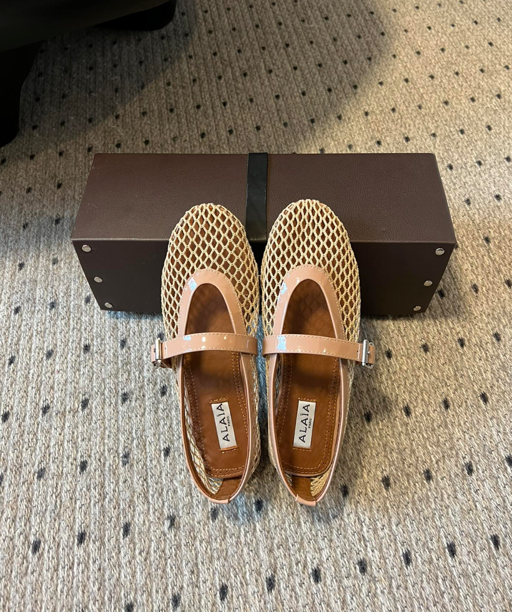 ALAÏA BEIGE BALLET FLATS IN FISHNET