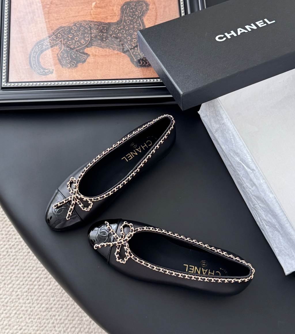 CHANEL Black Ballerinas in Lambskin and Varnished Calfskin