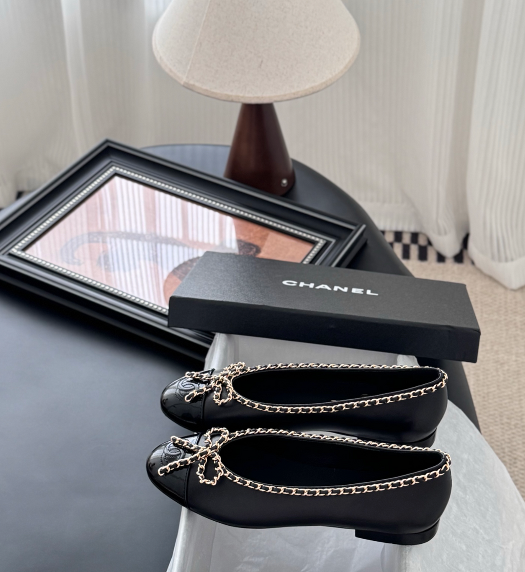 CHANEL Black Ballerinas in Lambskin and Varnished Calfskin