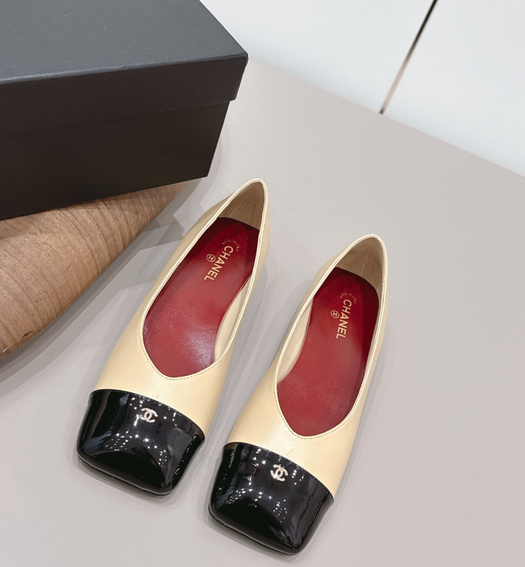 CHANEL Beige & Black pumps '26 Ballets Flats