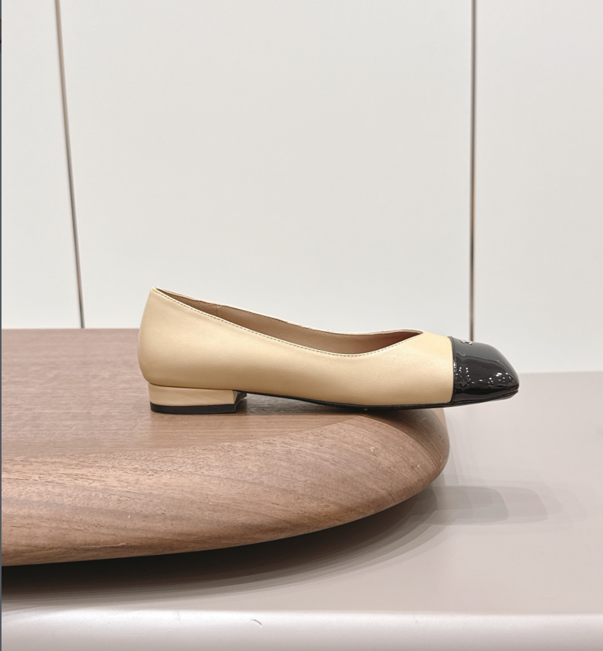 CHANEL Beige & Black pumps '26 Ballets Flats