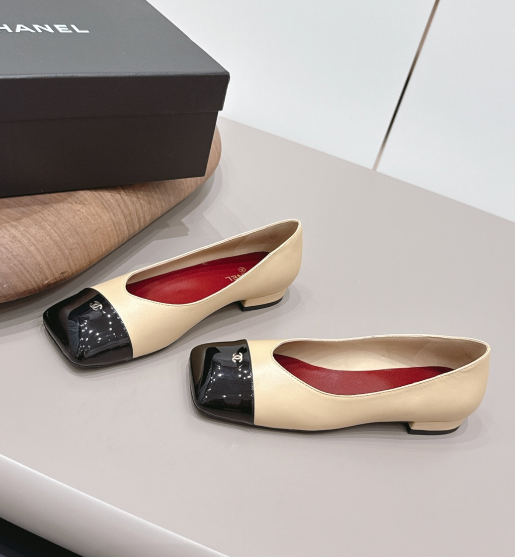 CHANEL Beige & Black pumps '26 Ballets Flats