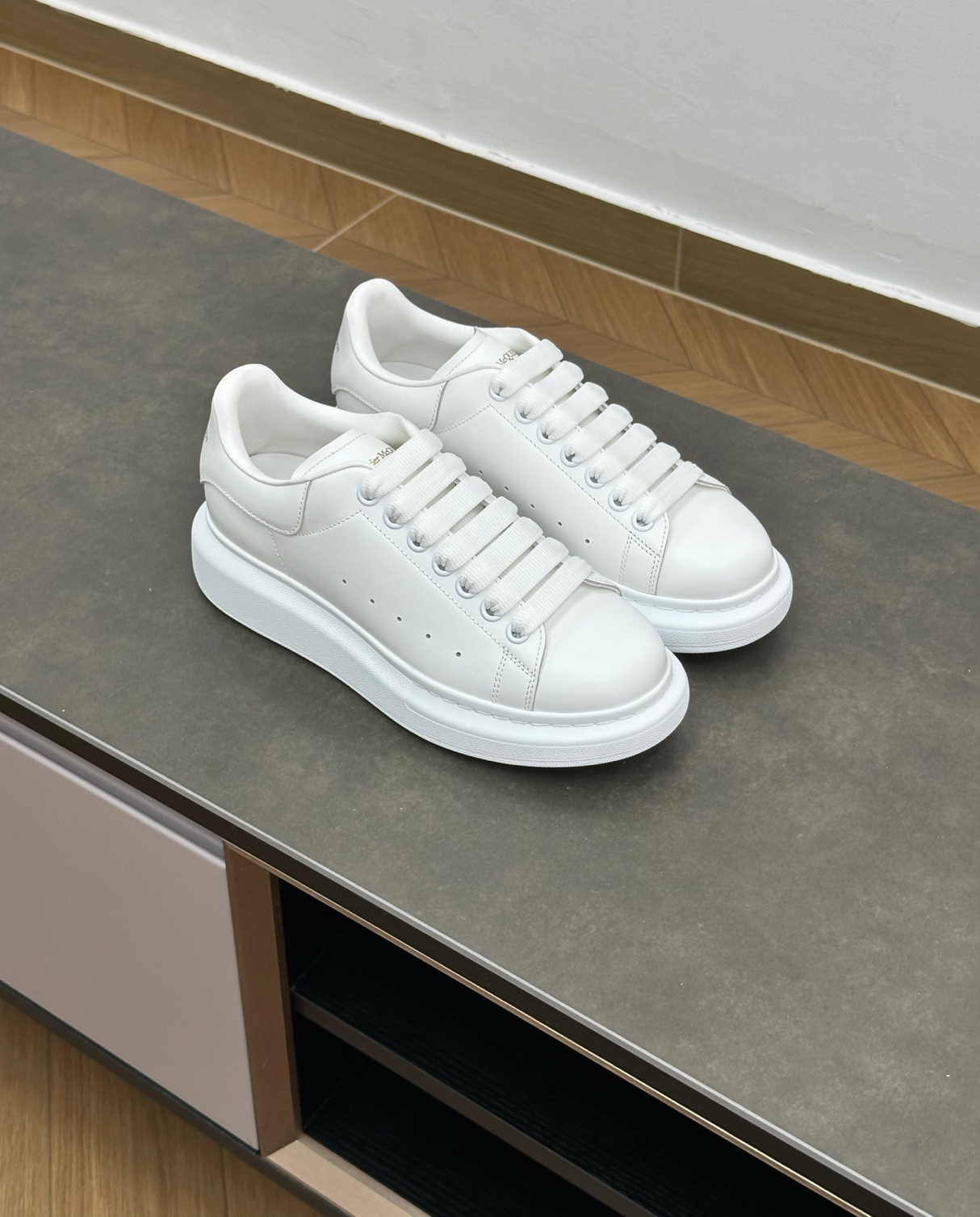 Oversized leather lace-up full white sneaker