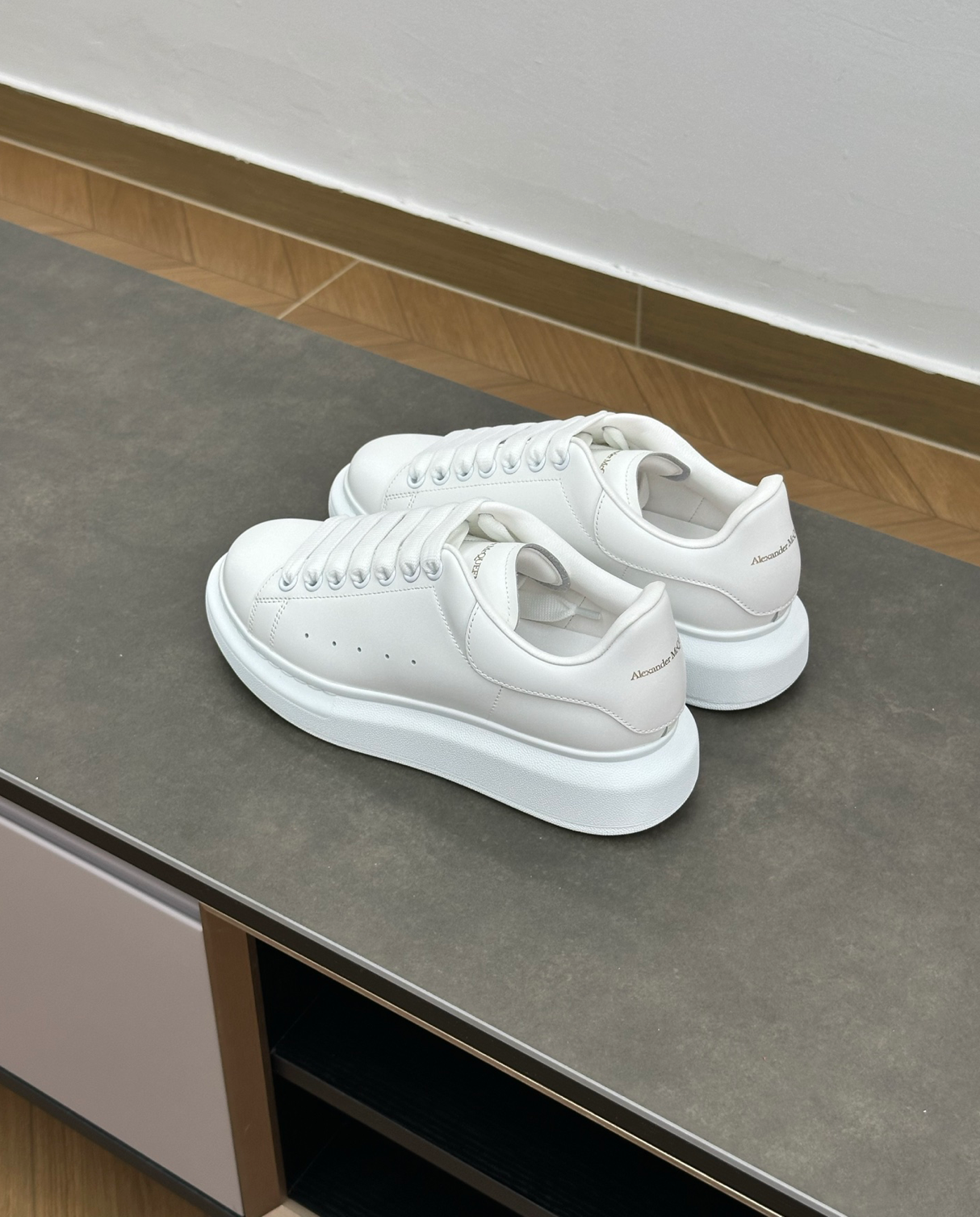 Oversized leather lace-up full white sneaker