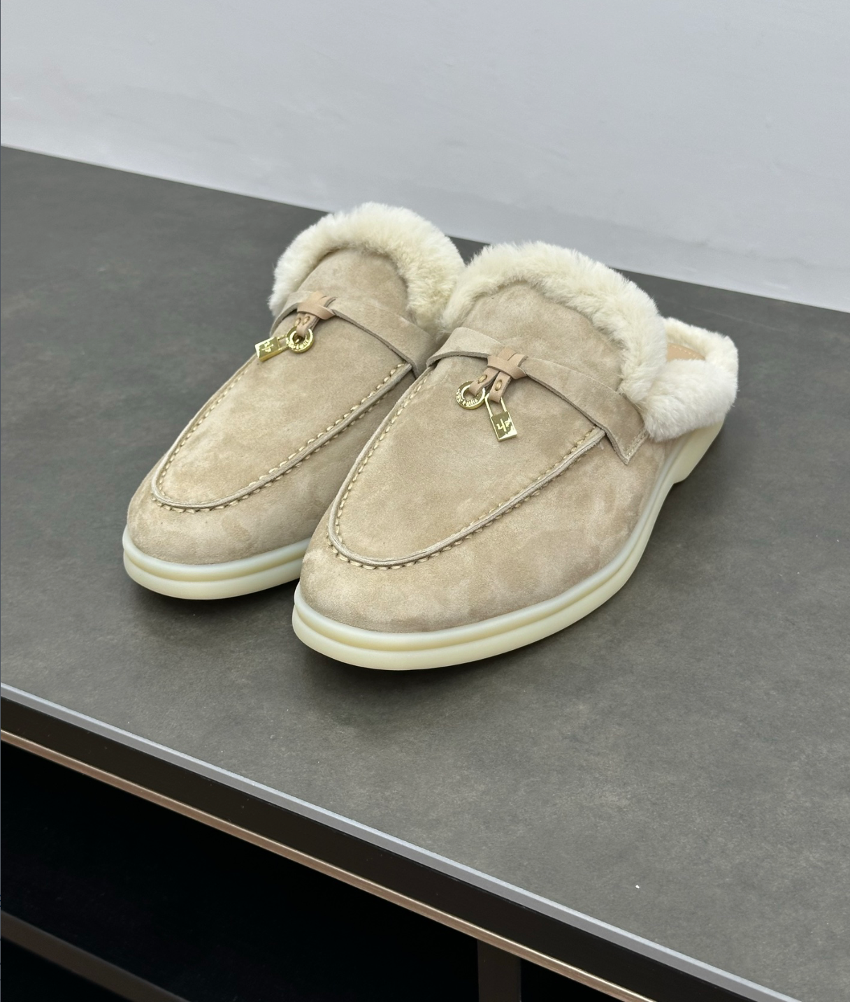 Charms Walk Babouche Beige/White Loafer Fur Suede