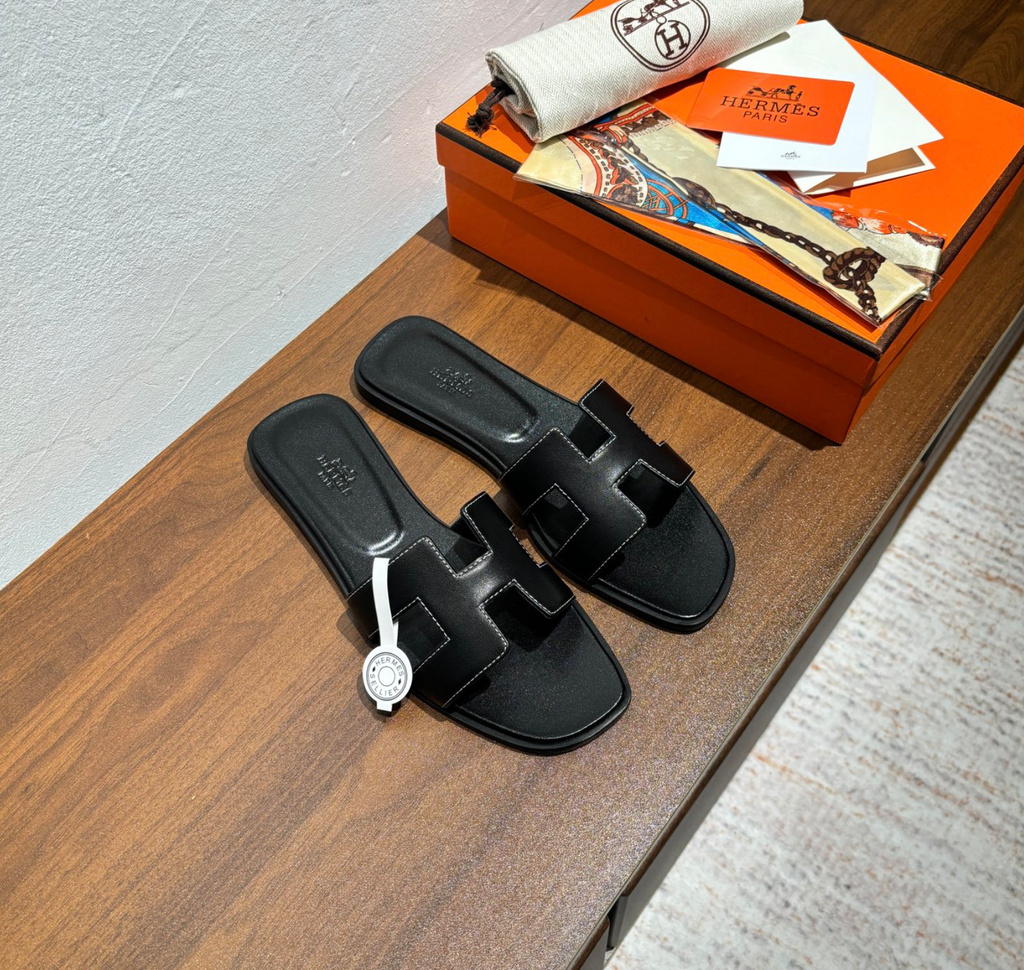 Hermès Oran Noir Sandal