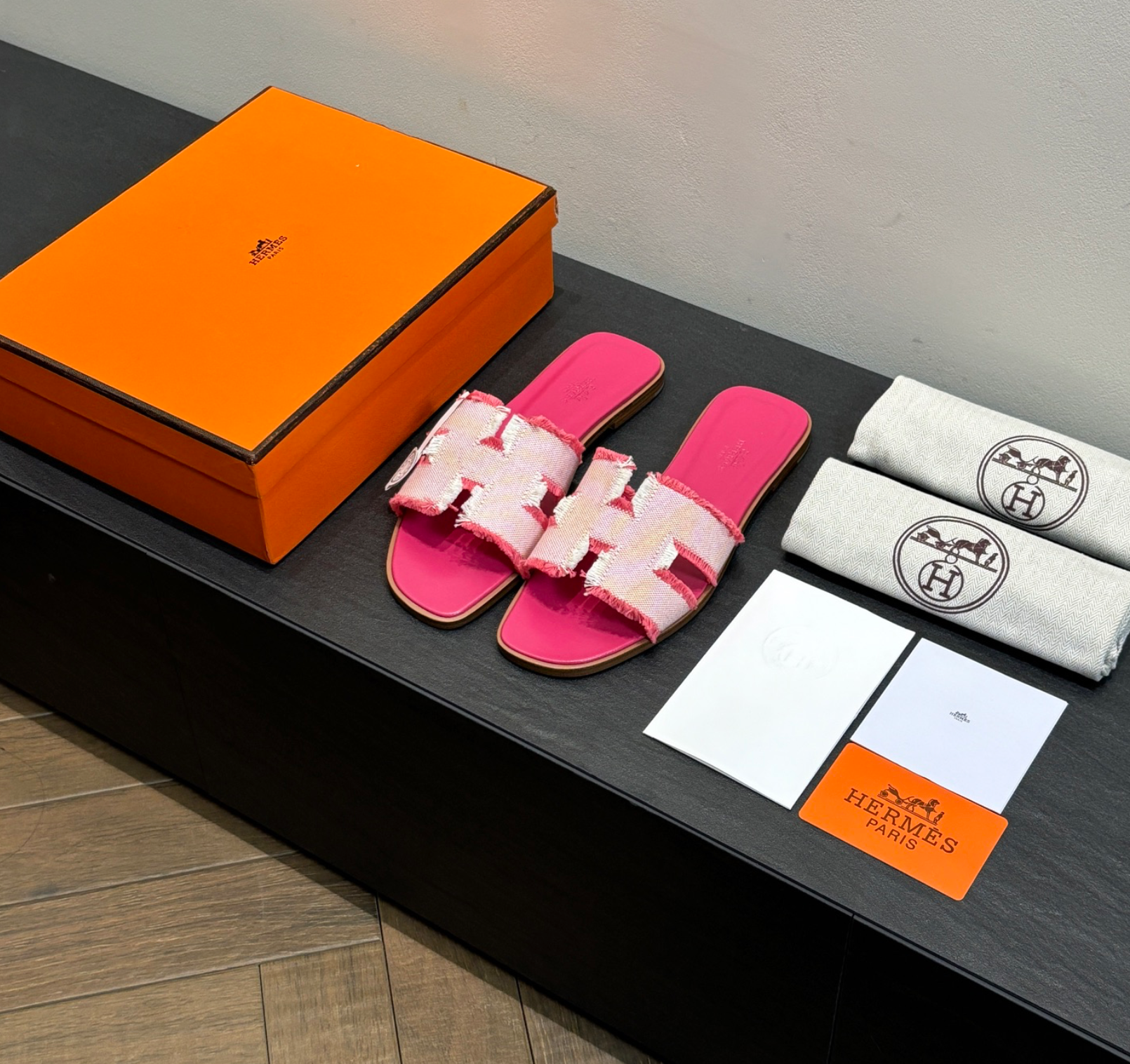 Hermès Oran Rose Grenade Sandal