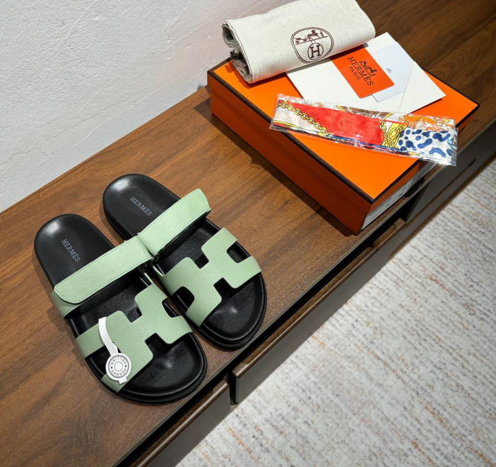 Hermès Chypre Leather Black/Green Sandal