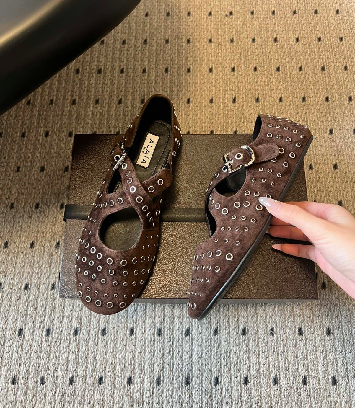 ALAÏA MOCHA CRISS CROSS BALLET FLATS SUEDE WITH EYELETS