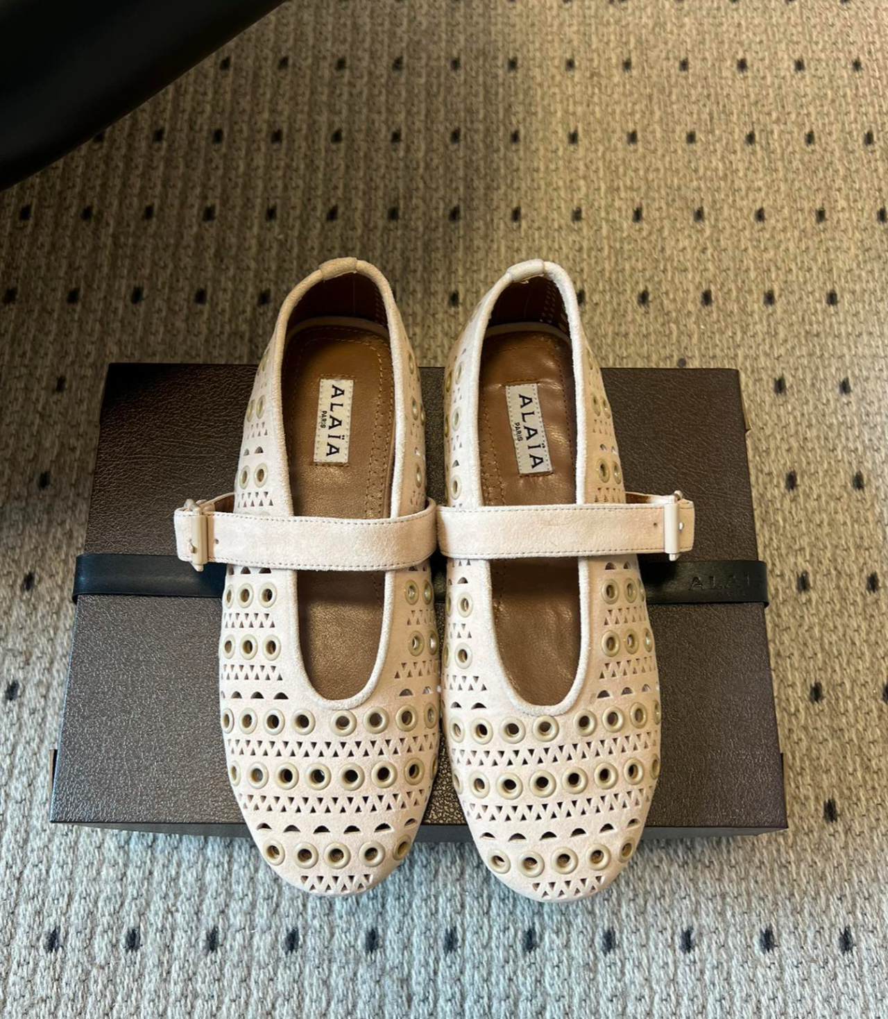ALAÏA SAND SUEDE VIENNE PERFORATED BALLET FLAT