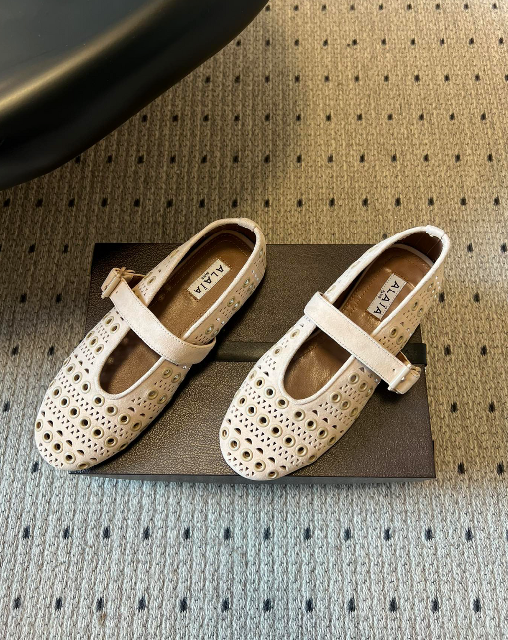 ALAÏA SAND SUEDE VIENNE PERFORATED BALLET FLAT