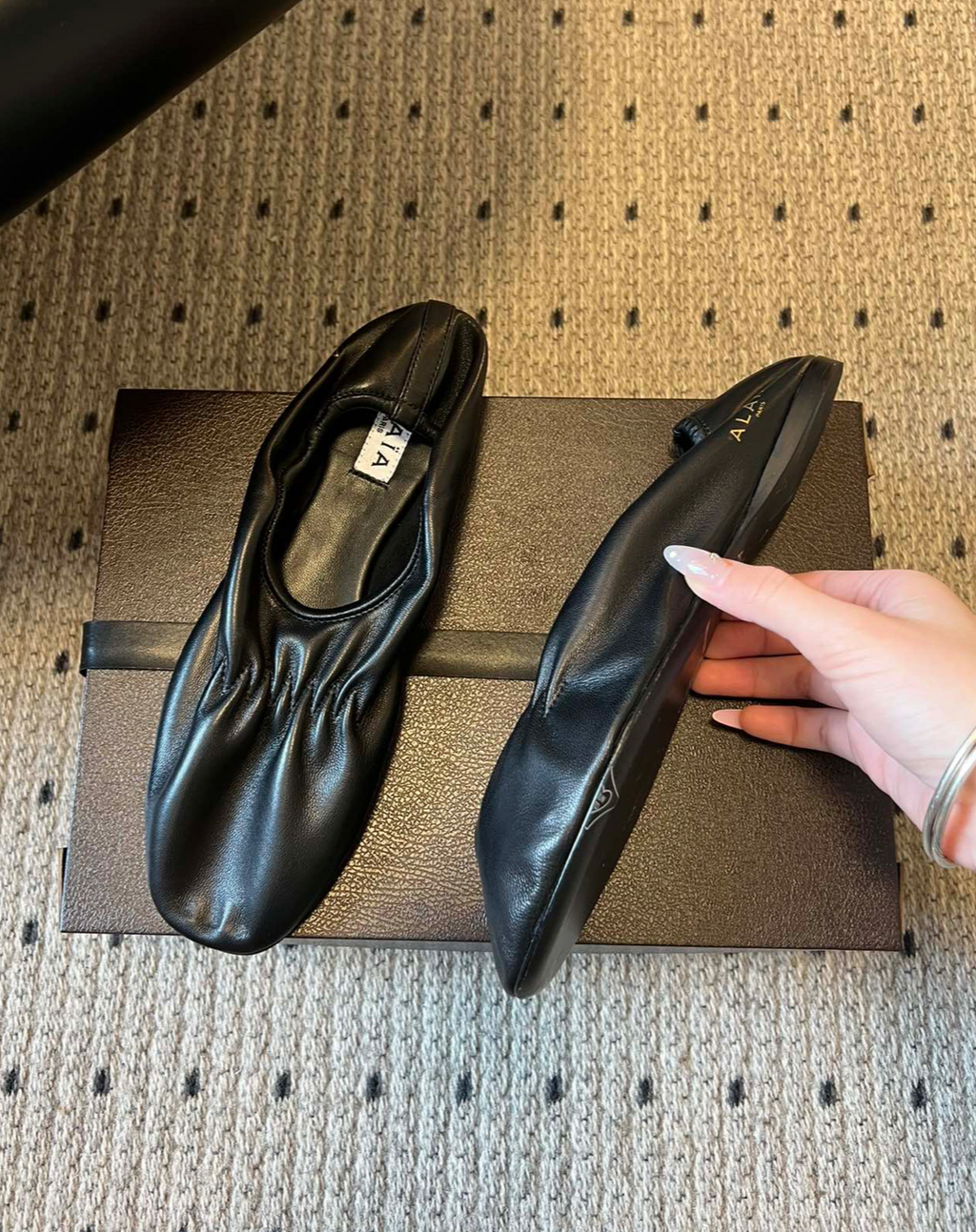 ALAÏA NOIR SUPPLE SLIPPERS IN LEATHER