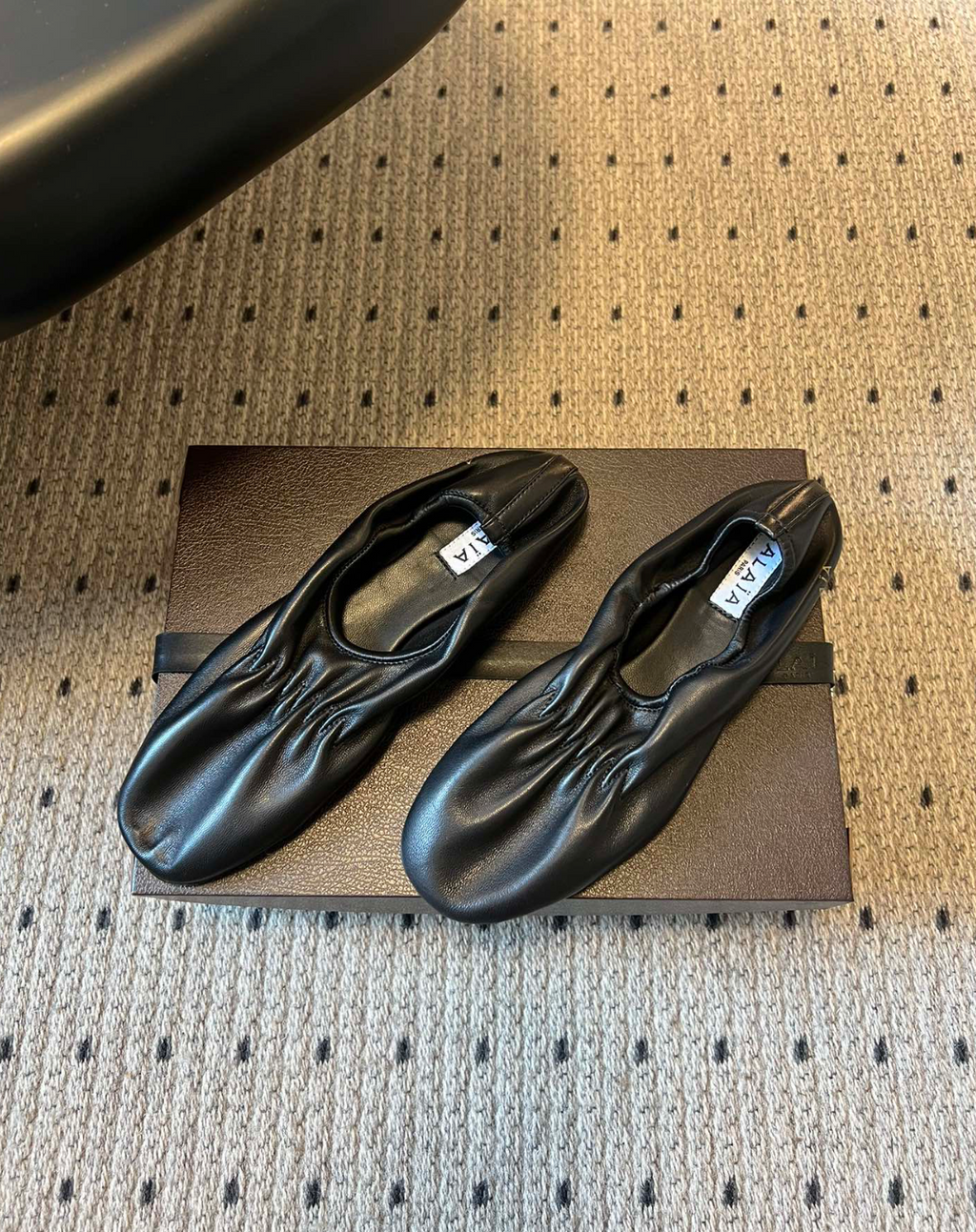 ALAÏA NOIR SUPPLE SLIPPERS IN LEATHER