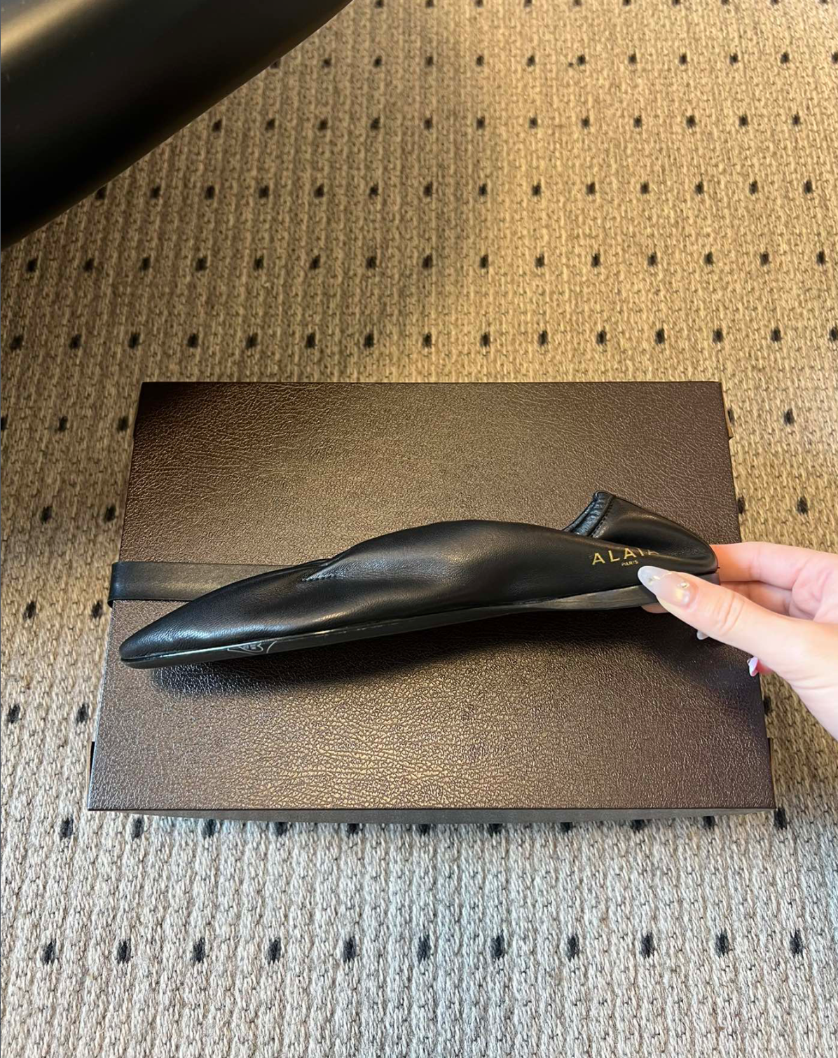 ALAÏA NOIR SUPPLE SLIPPERS IN LEATHER