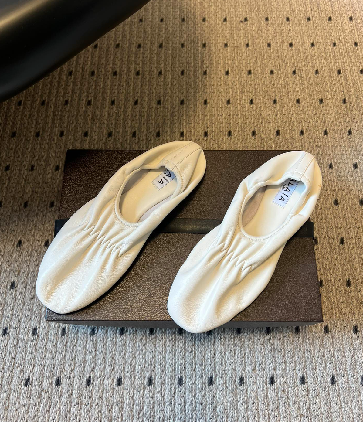 ALAÏA WHITE SUPPLE SLIPPERS IN LEATHER