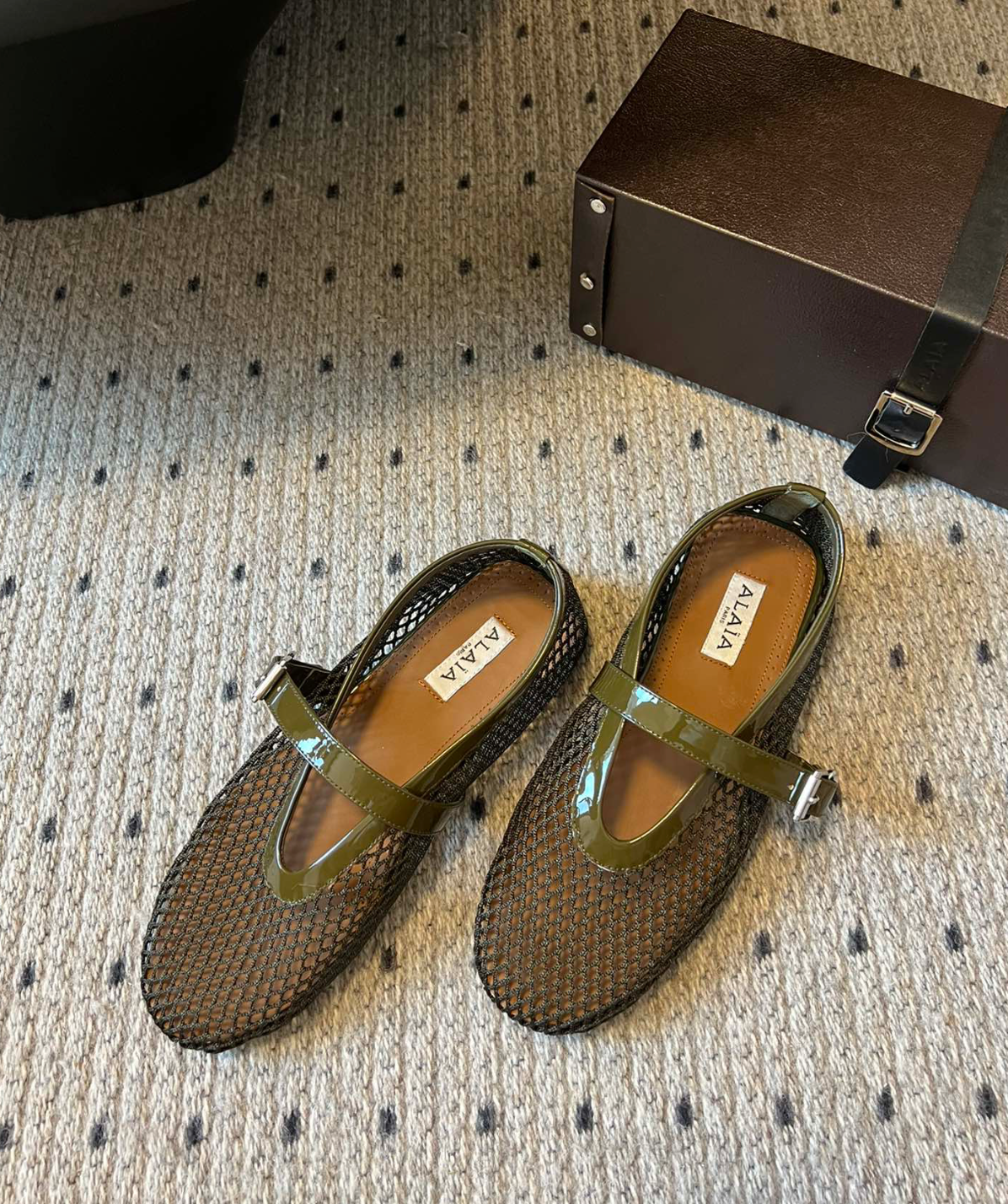 ALAÏA OLIVE BALLET FLATS IN FISHNET