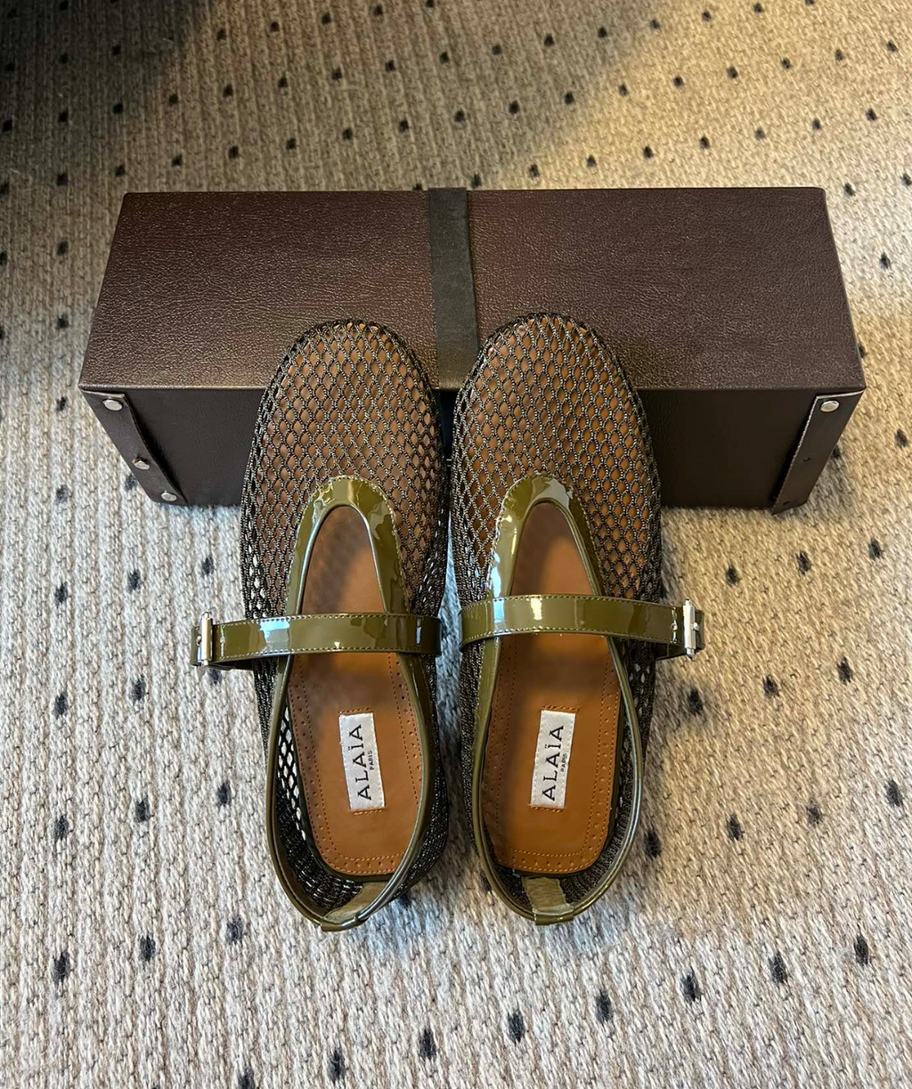 ALAÏA OLIVE BALLET FLATS IN FISHNET