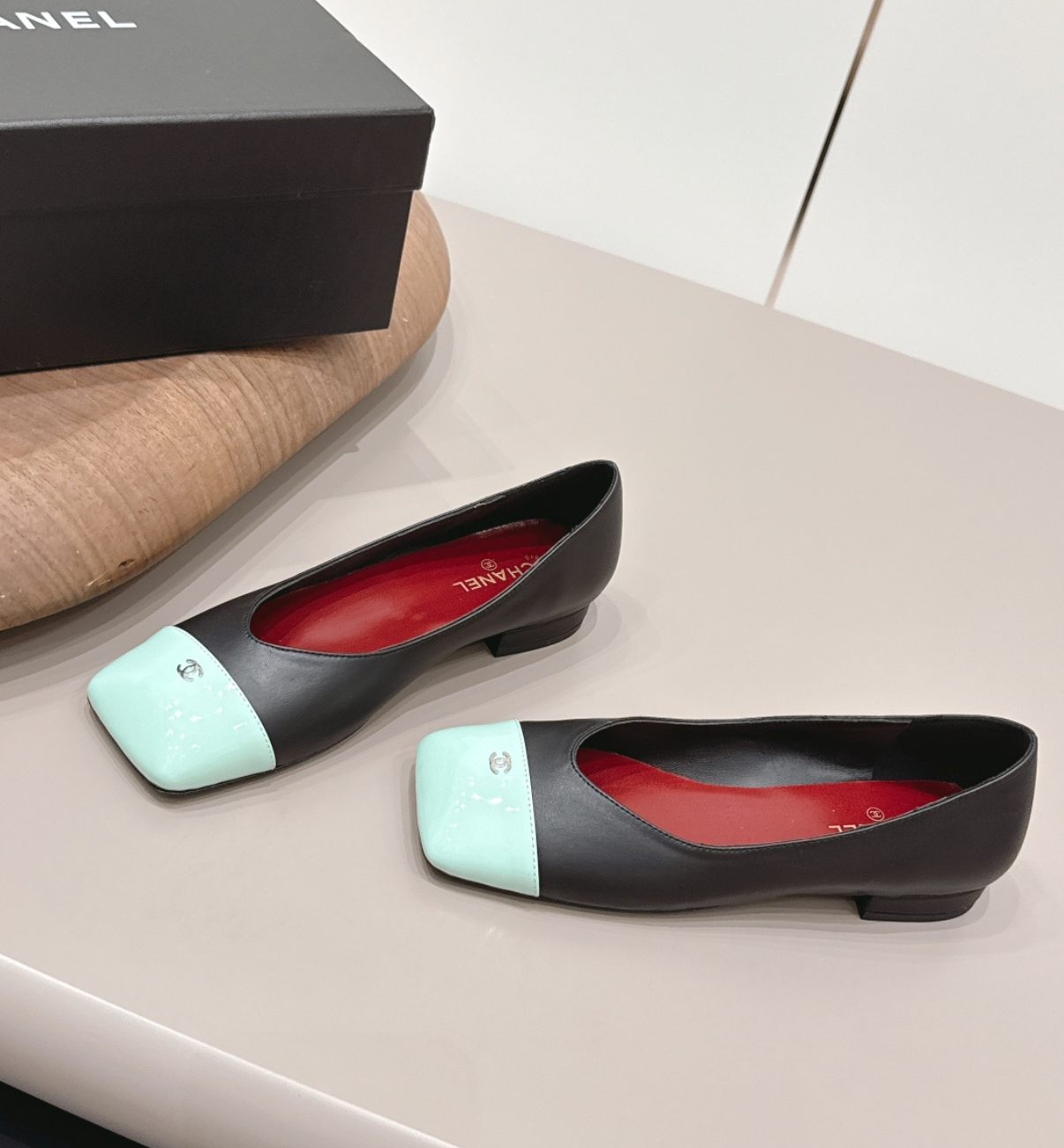 CHANEL Black & Green pumps '26 Ballets Flats