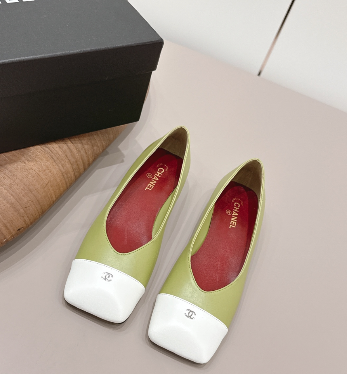 CHANEL Green & White pumps '26 Ballets Flats
