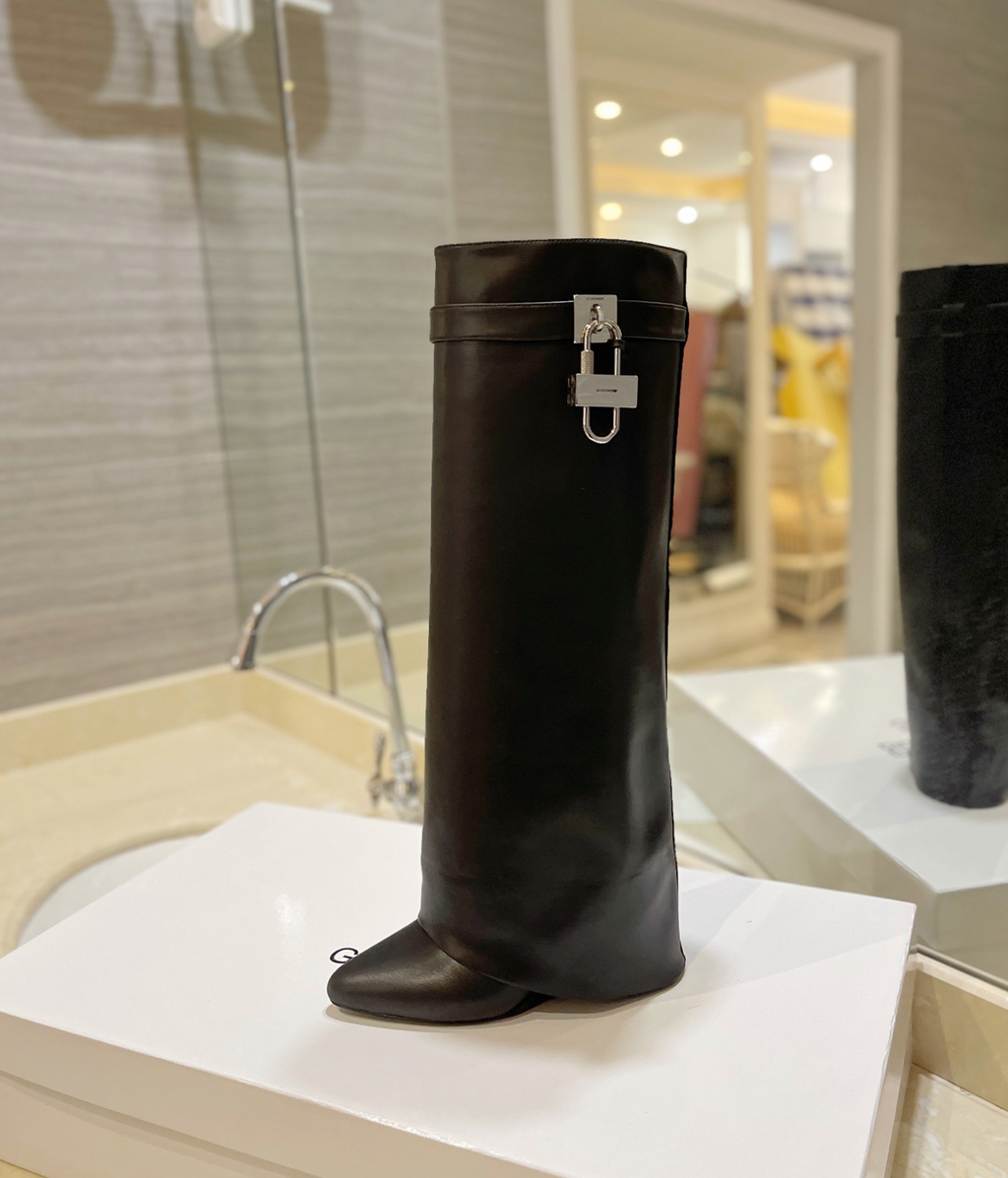 GIVENCHY Shark Lock Boots In Leather In Black