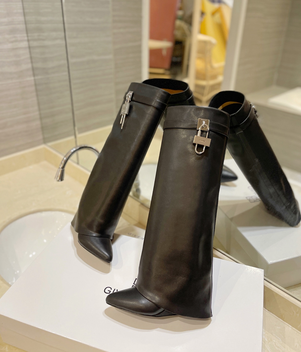 GIVENCHY Shark Lock Boots In Leather In Black
