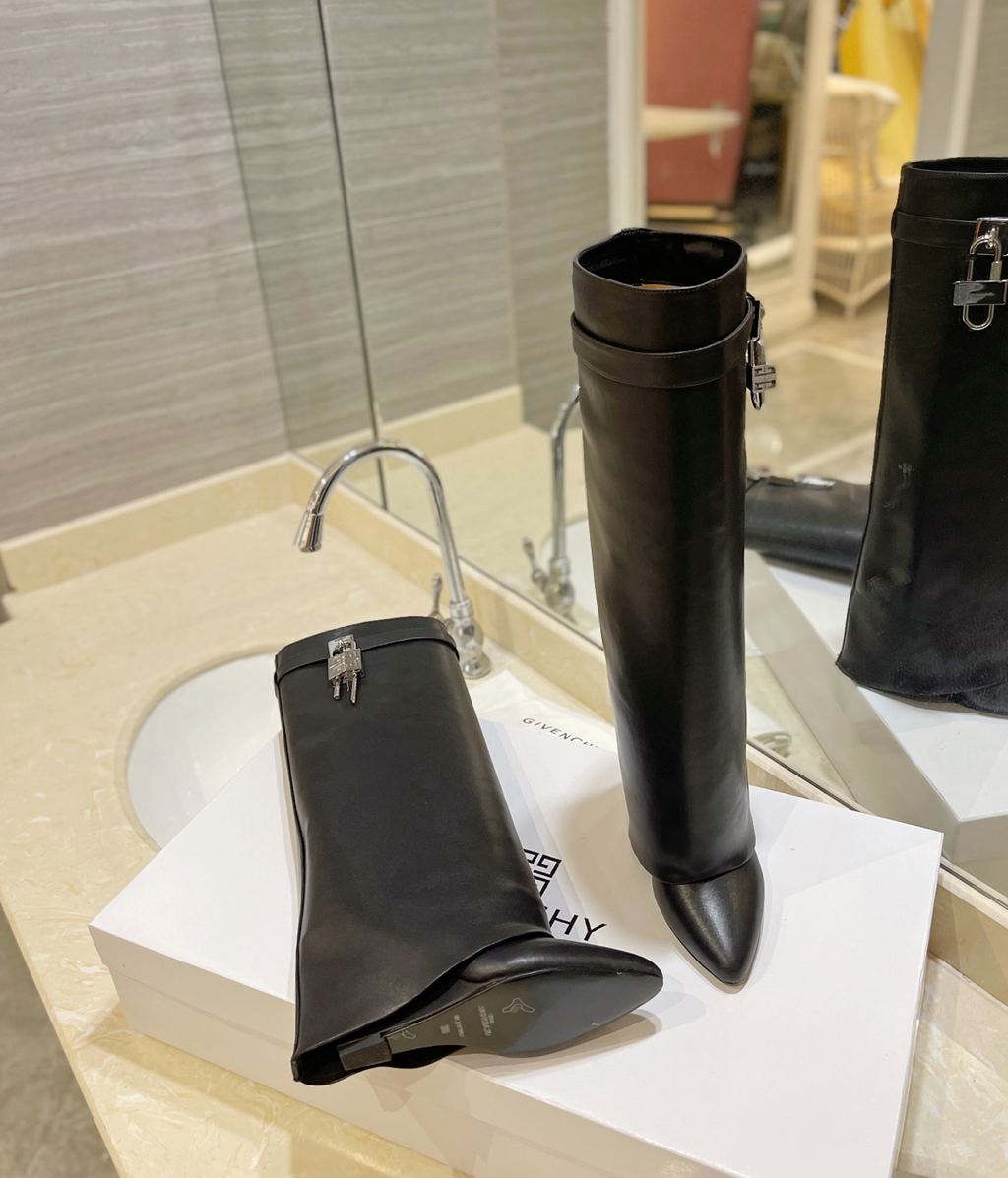 GIVENCHY Shark Lock Boots In Leather In Black