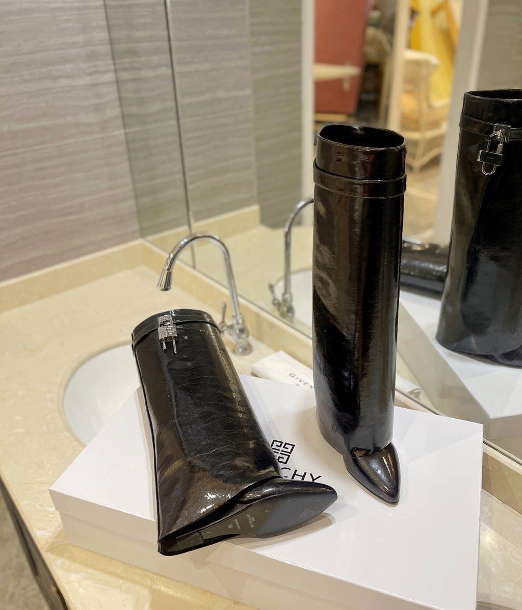 GIVENCHY Shark Lock Boots In Black
